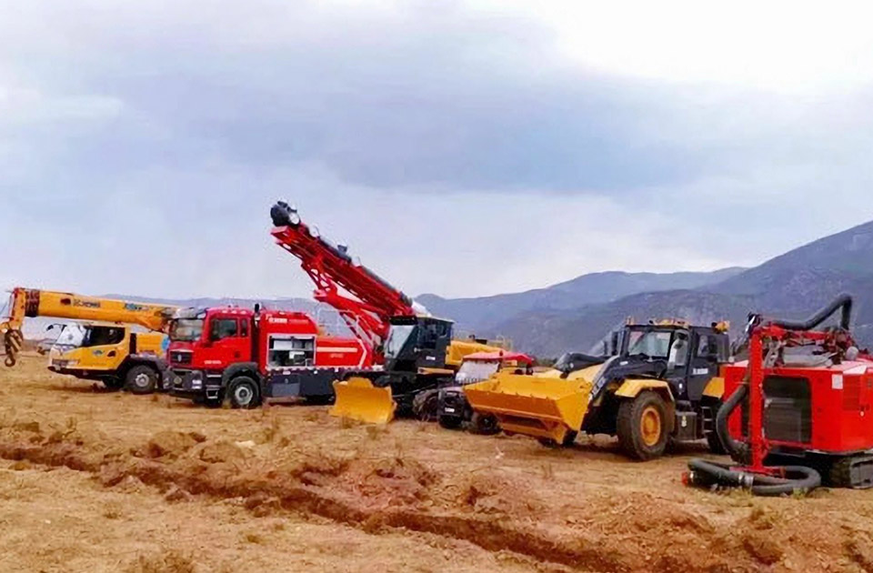 徐工參與空地聯(lián)合營救滅火、“孤島”救援、堰塞湖險情處置等實戰(zhàn)演練。