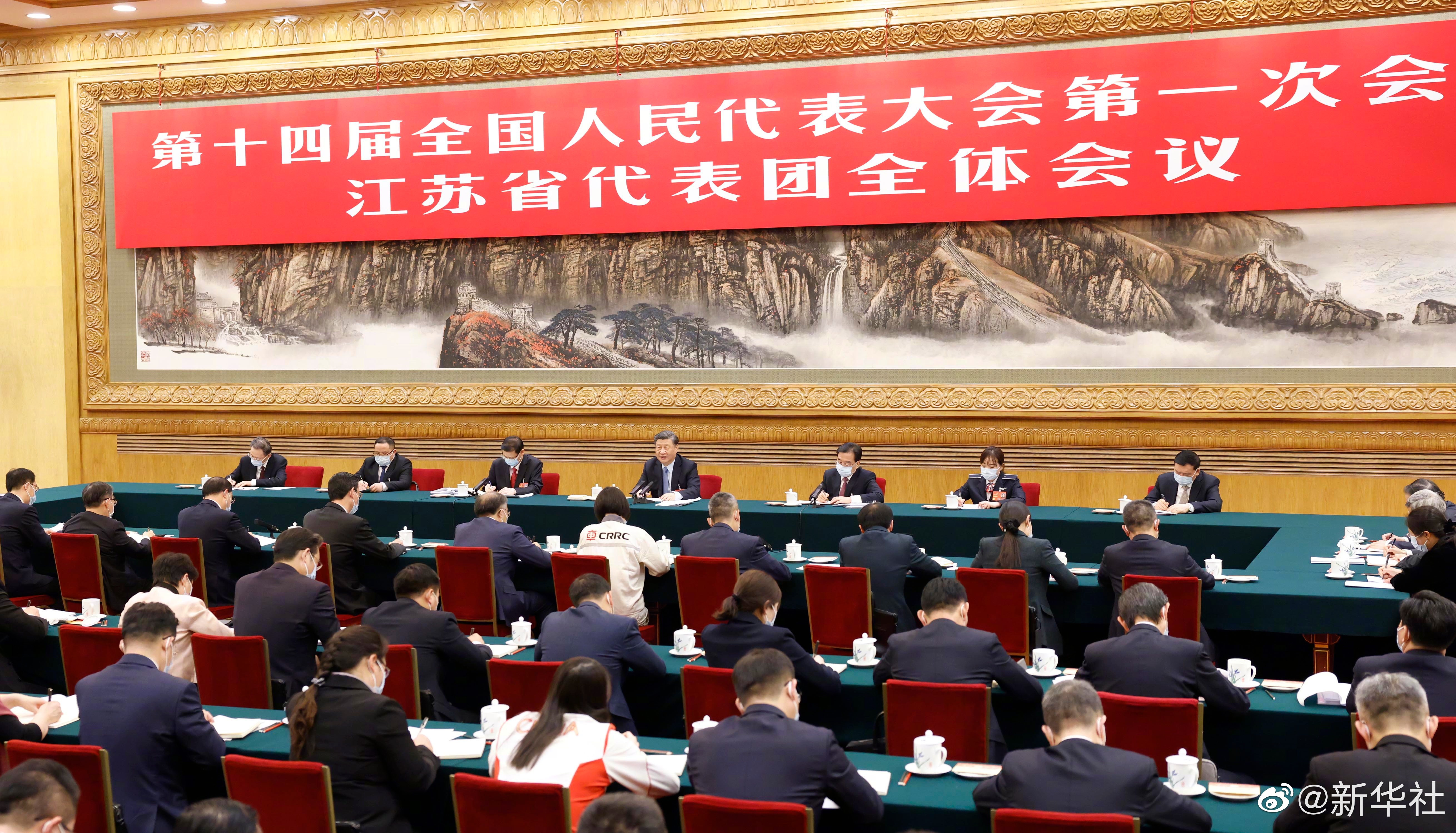習(xí)近平總書記參加江蘇代表團(tuán)審議，現(xiàn)場聽取徐工集團(tuán)匯報(bào)發(fā)言，對徐工五年發(fā)展給予充分肯定和殷切期望