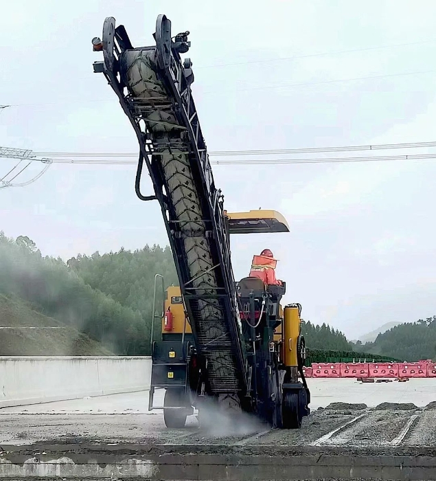 靠譜！徐工銑刨機(jī)化身“護(hù)路使者”助力巴平高速建設(shè)！