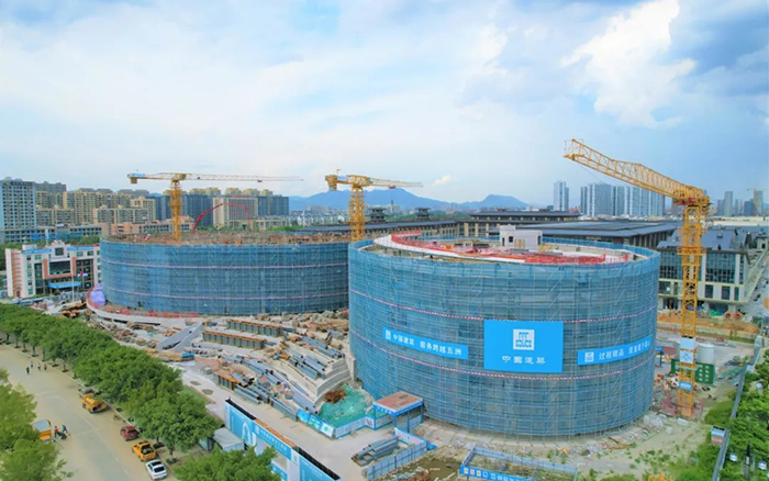 逐浪揚(yáng)帆，徐工塔機(jī)吊起蒼南大劇院“鋼鐵脊梁”