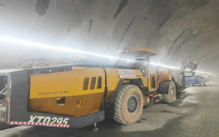 高壓高海拔！徐工鑿巖臺(tái)車挑戰(zhàn)高難度鐵路隧道