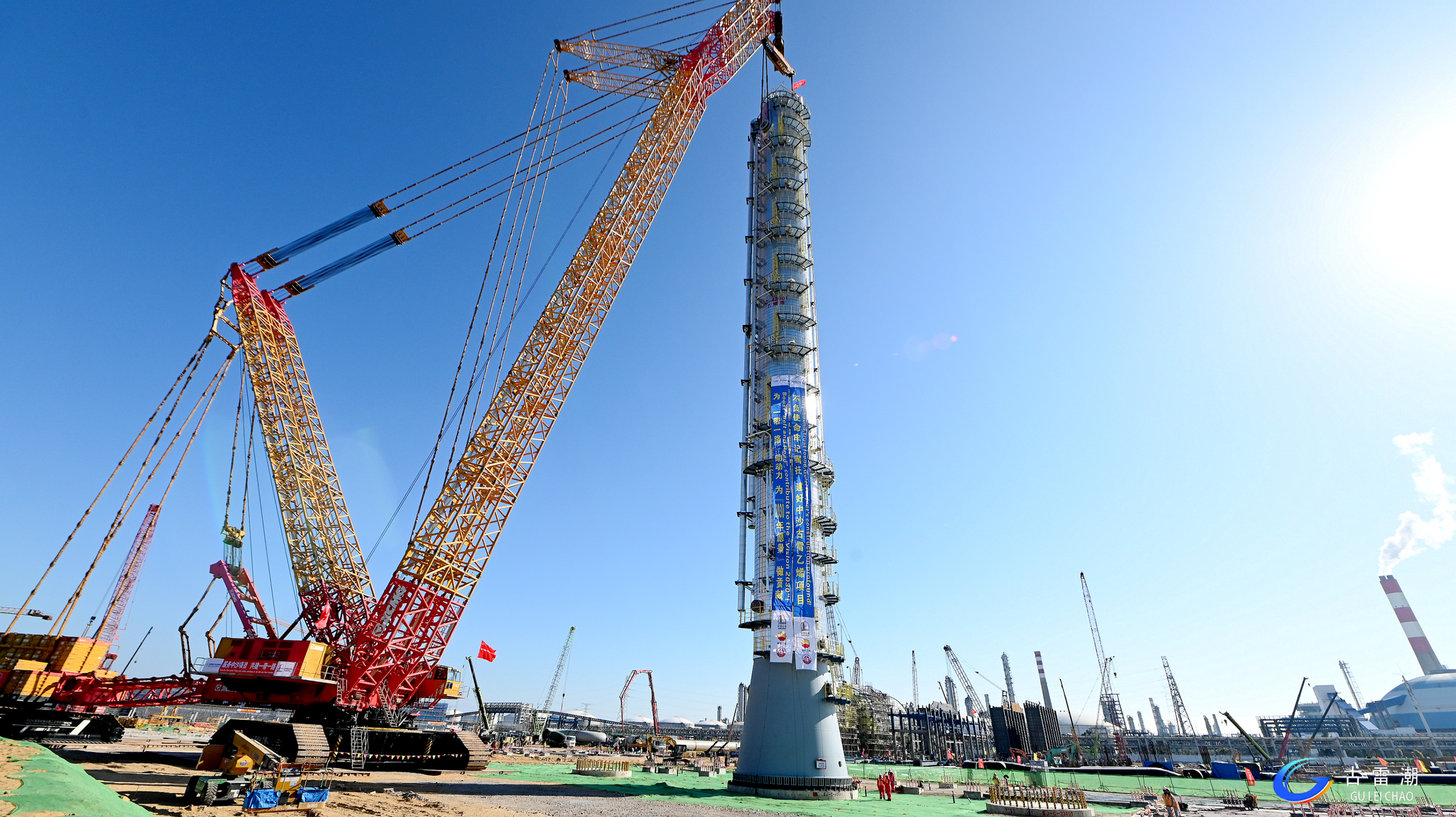 吊重1150噸！XGC88000助力大型石化項(xiàng)目首臺千噸級設(shè)備精準(zhǔn)就位