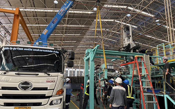 隨車吊界 “卷王” 現(xiàn)身東南亞廠房，一機(jī)頂十臺(tái)