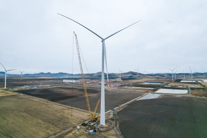 高空之巔，再鑄榮光！XLC18000M助力大型風(fēng)電場首臺185米風(fēng)機(jī)成功吊裝