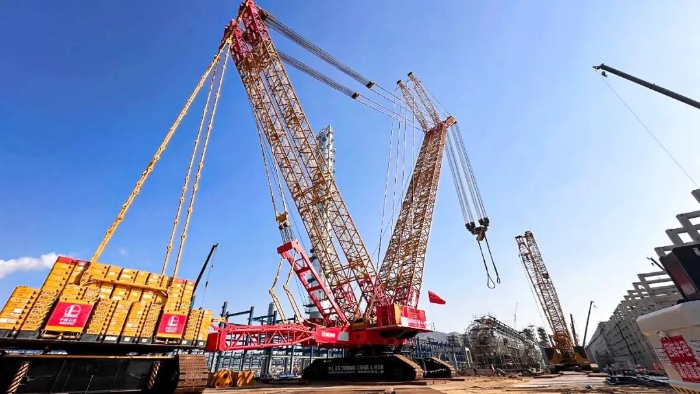 全球首臺問世的4000噸履帶式起重機(jī)，再創(chuàng)國內(nèi)吊裝新紀(jì)錄！