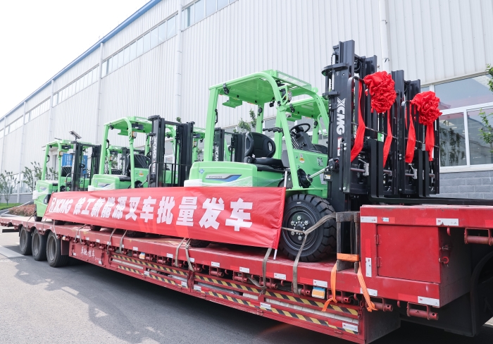 徐工鯤鵬系列電動(dòng)平衡重叉車，再掀浦東貨運(yùn)站高效物流新篇