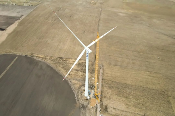 高空之巔，再鑄榮光！XLC18000M助力大型風(fēng)電場首臺185米風(fēng)機(jī)成功吊裝
