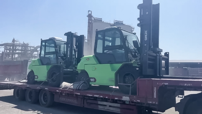 從室內(nèi)到室外，24小時(shí)不停歇！徐工孔雀叉車扎根新疆鋼材廠