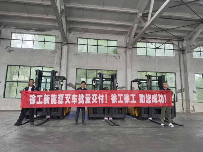品質(zhì)與服務(wù)共拓市場(chǎng)新局！徐工孔雀叉車賦能冶金行業(yè)