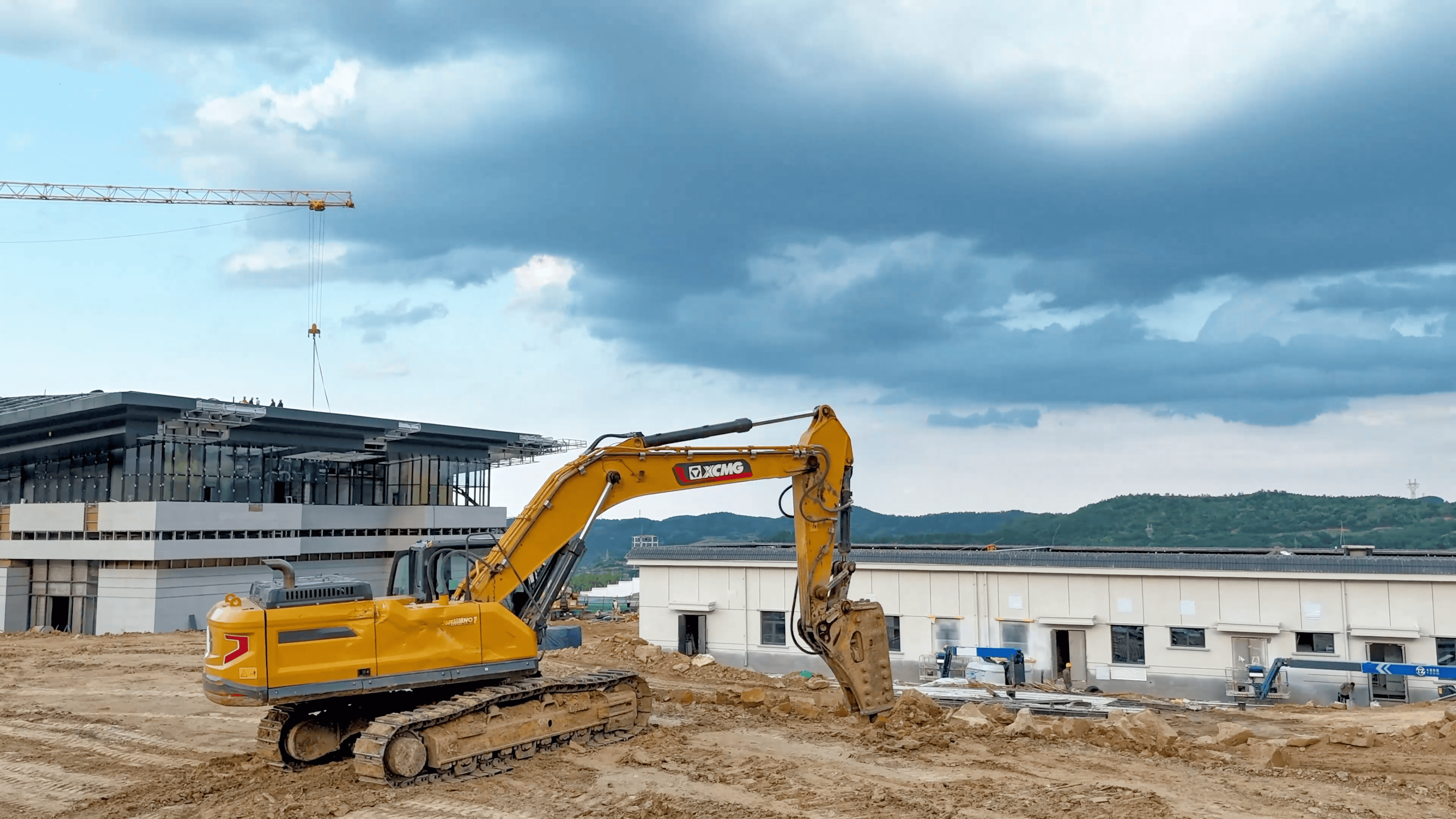 破塬開(kāi)路！徐工挖機(jī)助力宜君高鐵樞紐建設(shè)