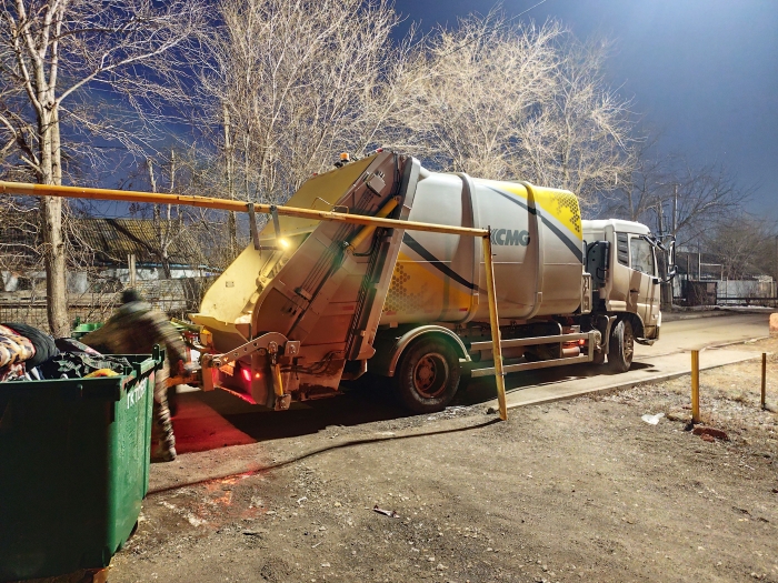 徐工后裝壓縮式垃圾車助力阿斯塔納：高效環(huán)保，助力城市清潔