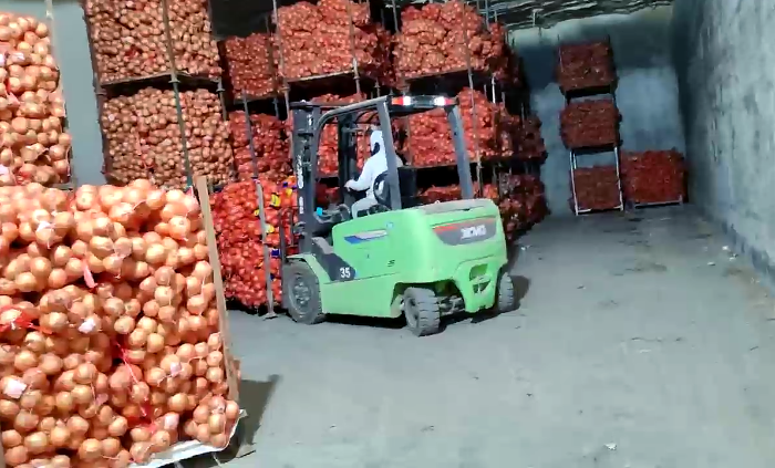 徐工鯤鵬系列新能源叉車，為食品冷庫(kù)工廠注入綠色動(dòng)能