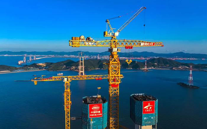 246.3米封頂！這座世界級跨海大橋“徐工造”