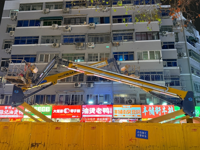 穿街過巷的“改造藝術(shù)家”！徐工電動直臂高空作業(yè)平臺精準施技豐儲街改造